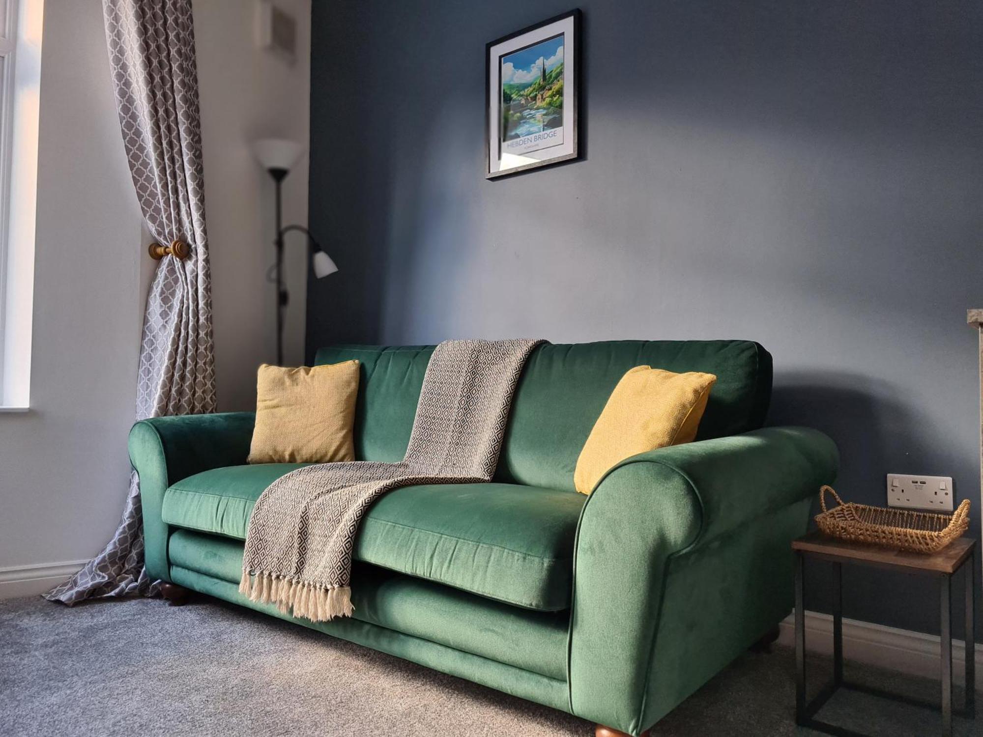 Modern River View Apartment Mytholmroyd